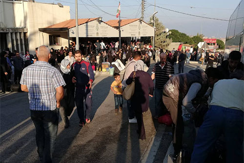 refugiados sirios en un paso fronterizo Otro grupo de refugiados sirios regresa a Siria